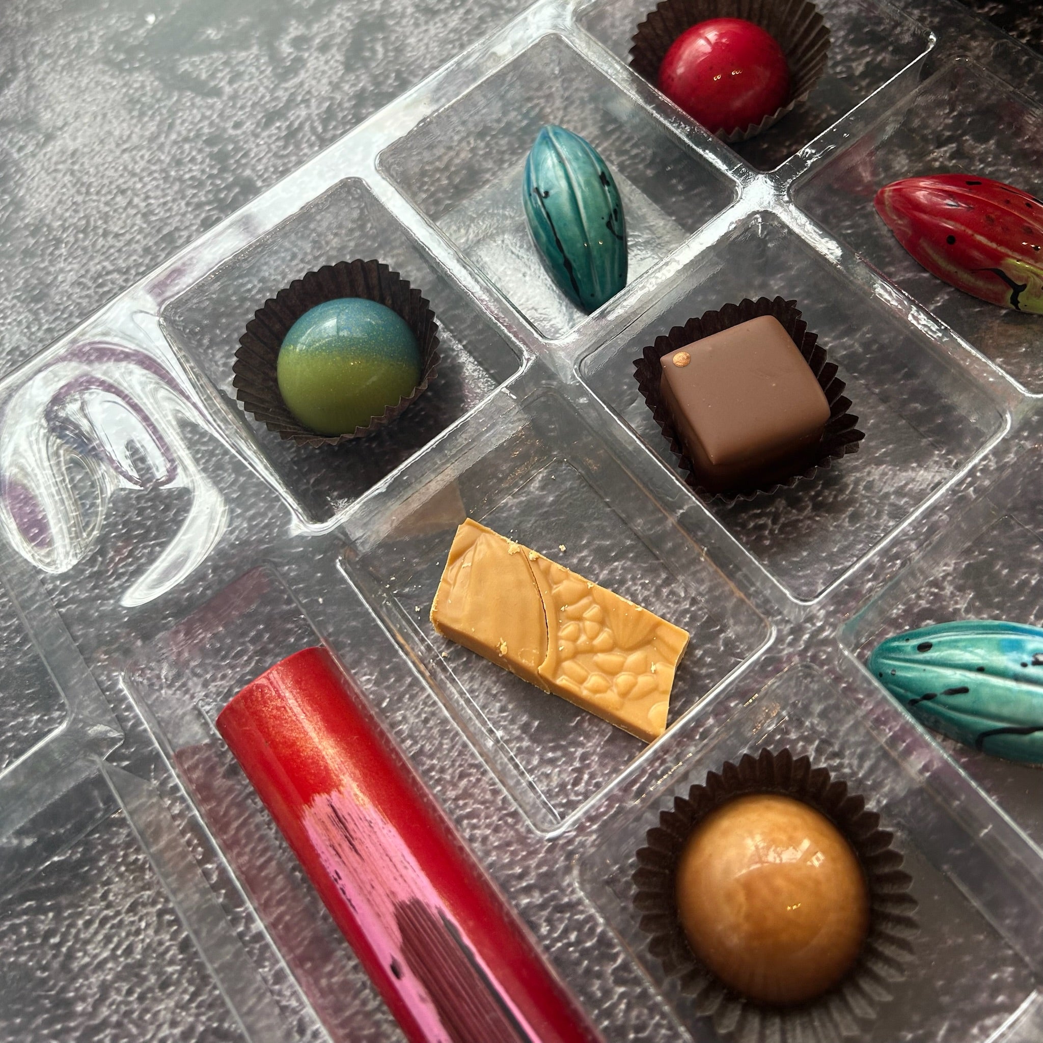 25 jours de pur bonheur gourmand avant Noël. Une sélection unique de chocolat haut de gamme exclusif à notre chocolaterie artisanale.