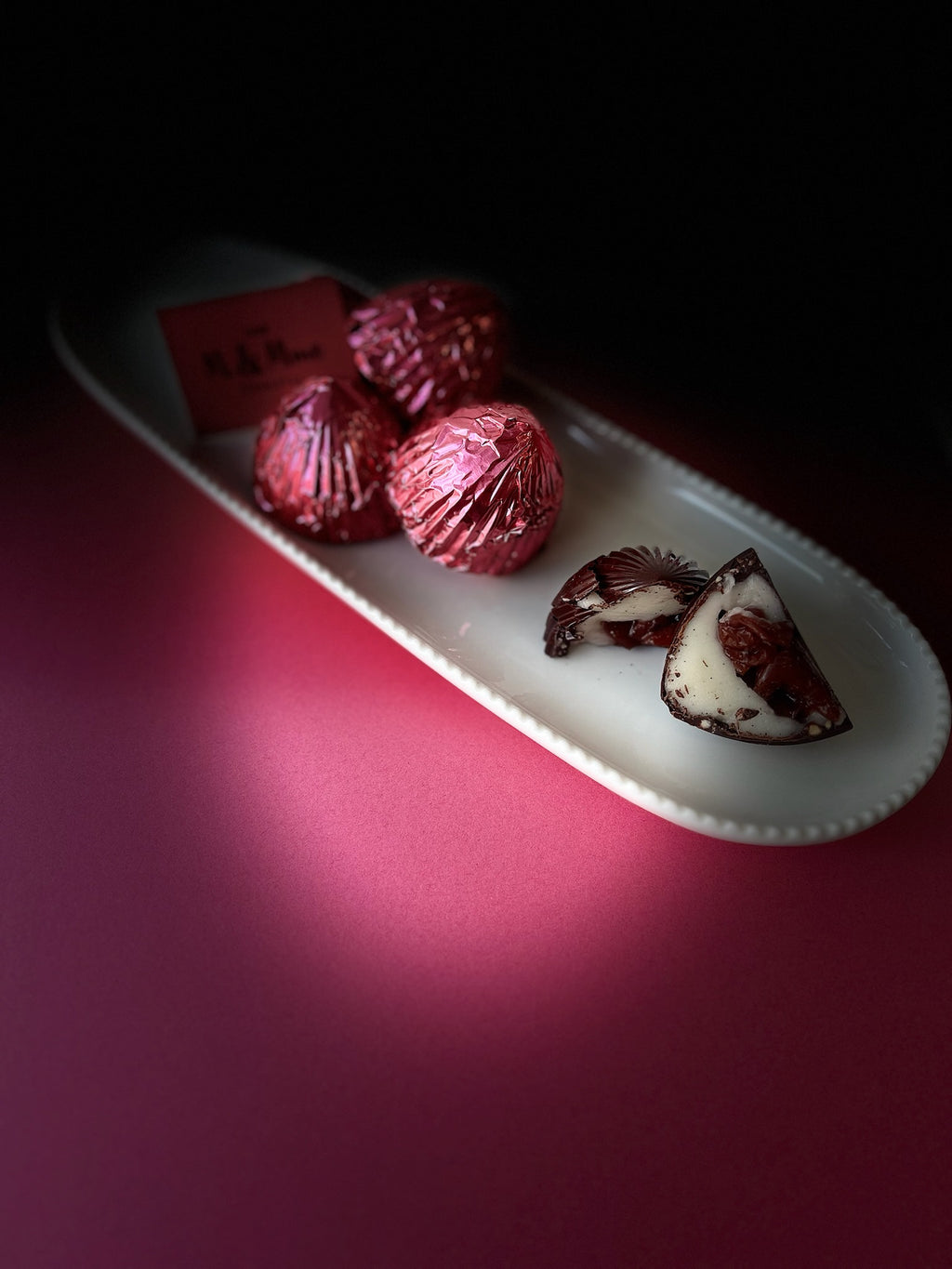 Chérie Bloom, chocolat artisanal inspiré du Cherry Blossom, truffe fondante au chocolat noir, vanille, griottes, coco et arachides, fabriquée à Montréal. Disponible à la Petite Patrie et en livraison partout au Québec.