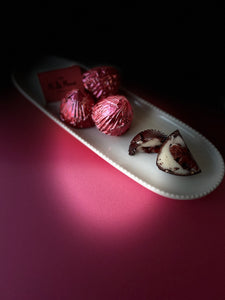 Chérie Bloom, chocolat artisanal inspiré du Cherry Blossom, truffe fondante au chocolat noir, vanille, griottes, coco et arachides, fabriquée à Montréal. Disponible à la Petite Patrie et en livraison partout au Québec.