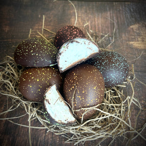 Cocos de Pâques faits à la main, enrobés de chocolat artisanal noir ou au lait, garnis de guimauve maison. Fait à Montréal dans la petite patrie.