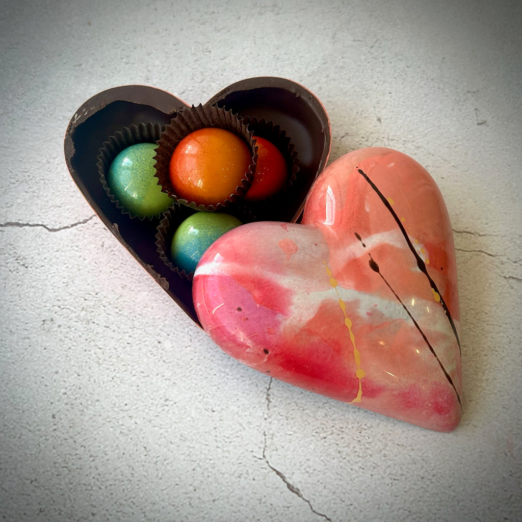 Chocolat artisanal, coffret en forme de cœur avec 4 bouchées de chocolats fin. Caramel fleur de sel  et Caramel fruit de la passion
Confectionné à la main à Montréal, ce chocolat artisanal en forme de cœur est l’idée-cadeau parfaite pour la Saint-Valentin.