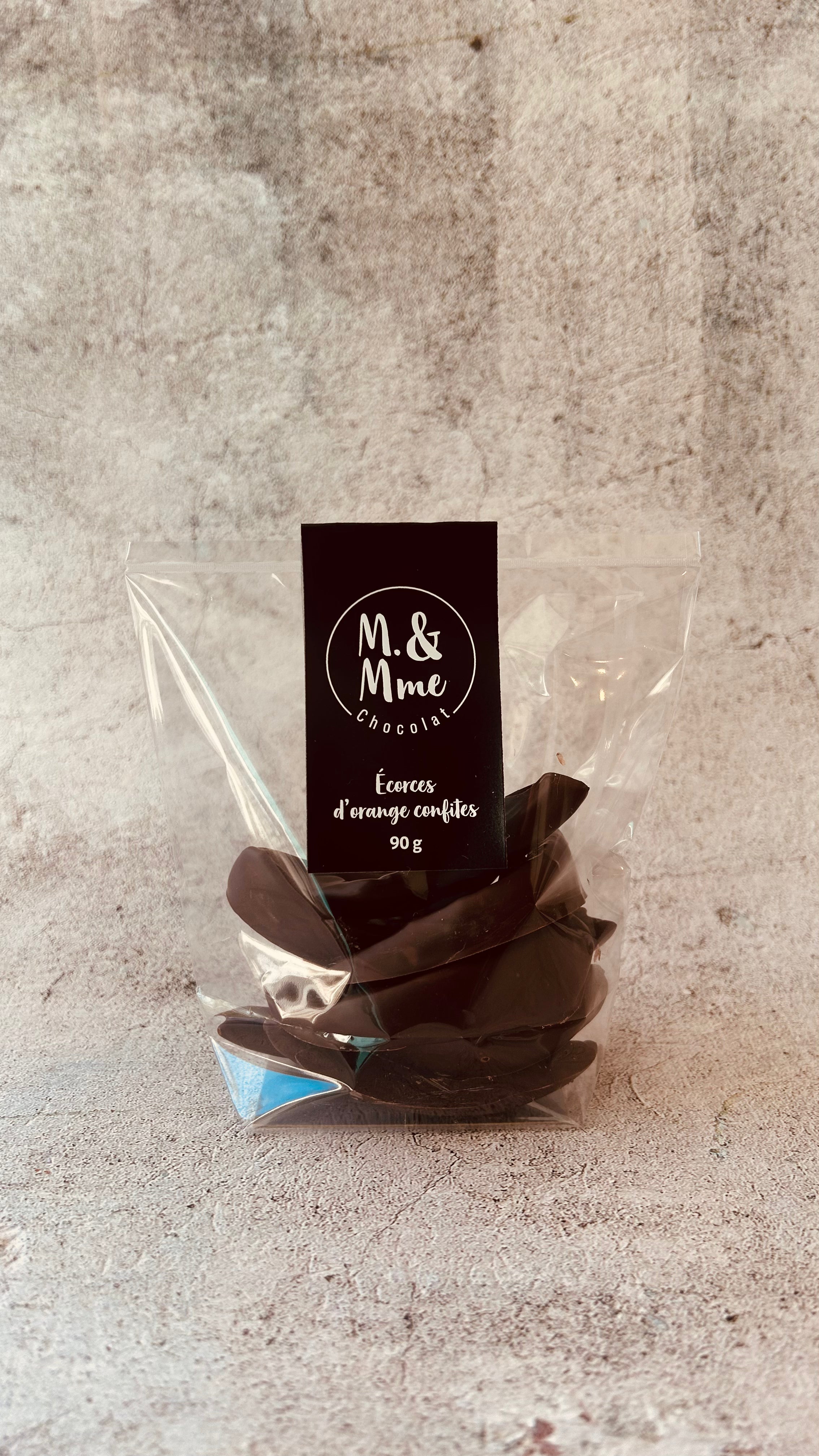 Écorces d'orange confites maison selon les méthodes traditionnelles de confisage et ensuite enrobées de chocolat noir 67%. Le parfum, la légère amertume de l'orange et le chocolat noir en font une confiserie exceptionnelle.