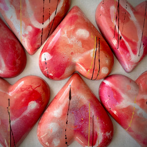 Chocolats artisanaux en cœurs de chocolat marbrés (tons roses et dorés) conçus à la main à Montréal. Idéals pour offrir à la Saint-Valentin. 
