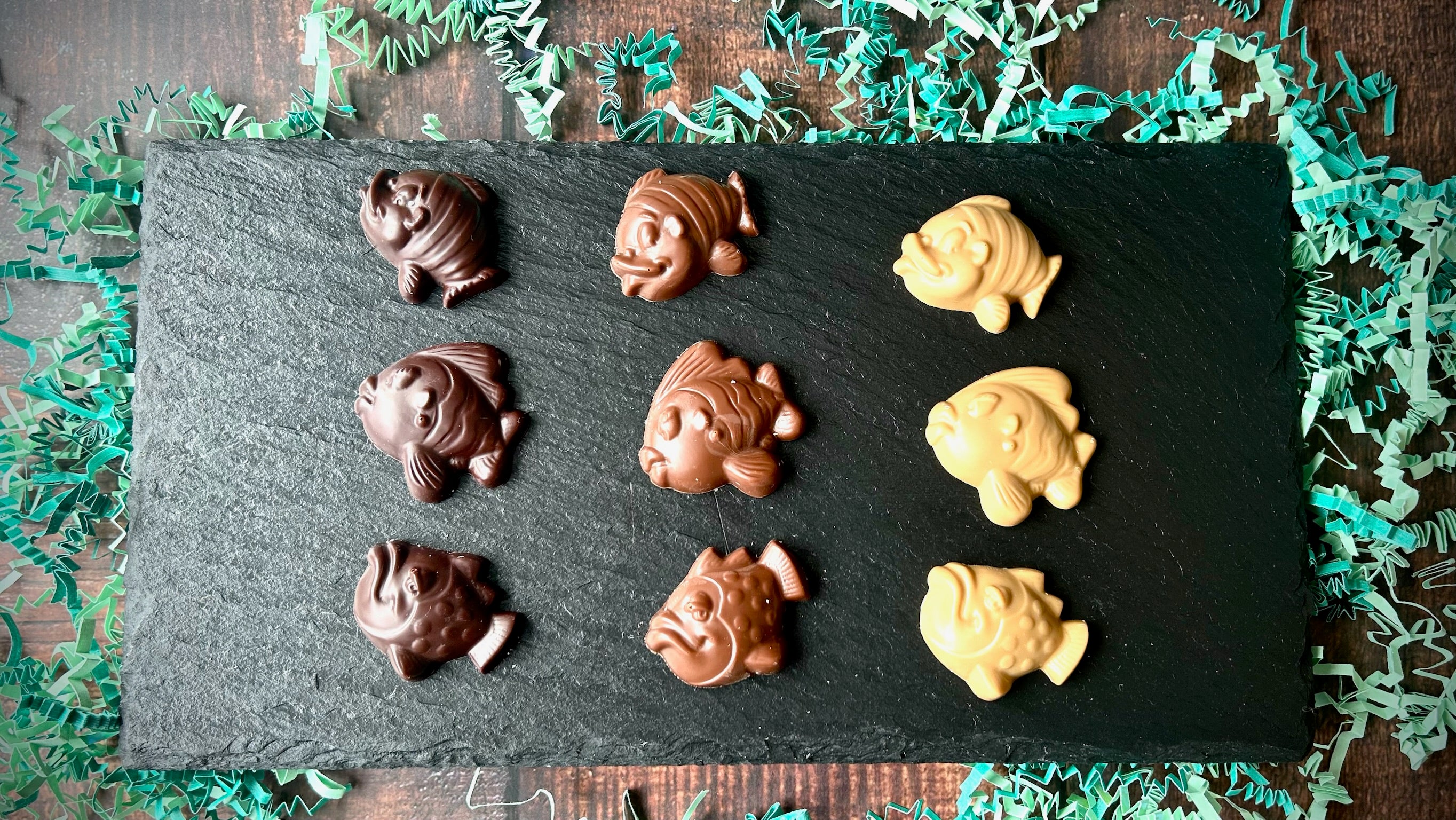 Chocolat artisanal Poissons d'avril faits à la main à Montréal, petite patrie. Livraison partout au Québec. Fleur de Sel St-Laurent.