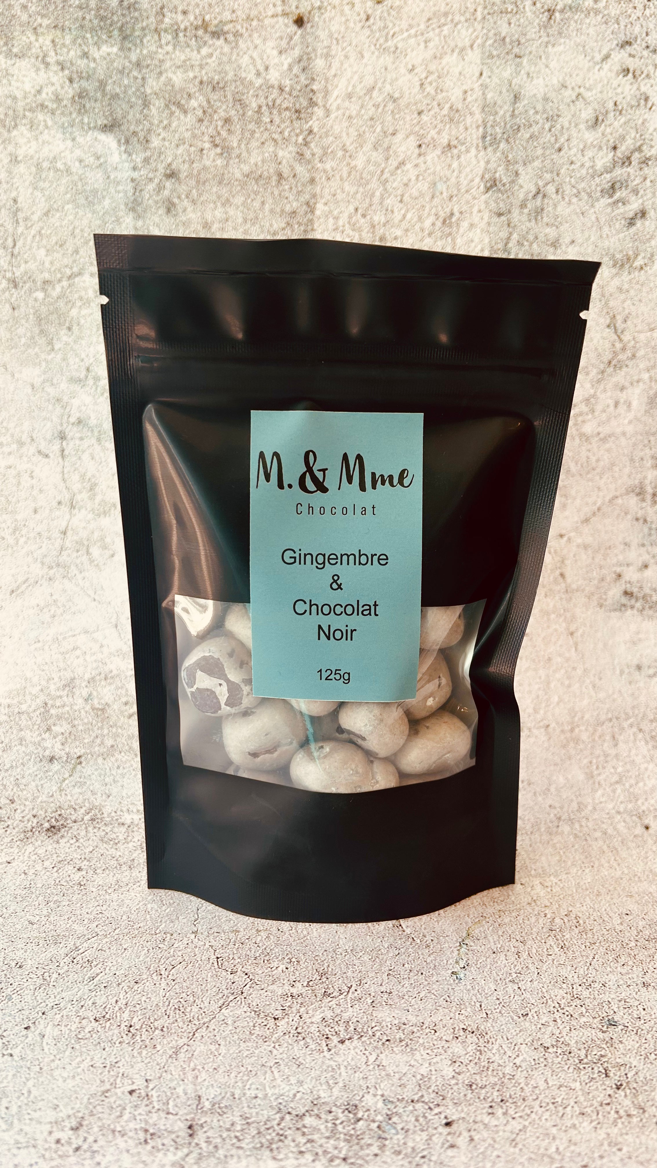 Délicieux gingembre bio confit enrobé de chocolat noir 67%. Ces petites roches de gingembre et leur enrobage chocolaté fondent délicieusement dans la bouche!