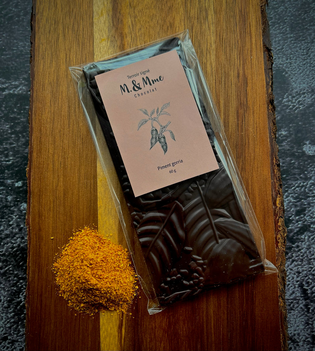 Le Terroir signé M & Mme Chocolat – Une tablette de chocolat audacieuse avec une chaleur subtile en fin de bouche gâce au piment Gorria (Type Espelette).