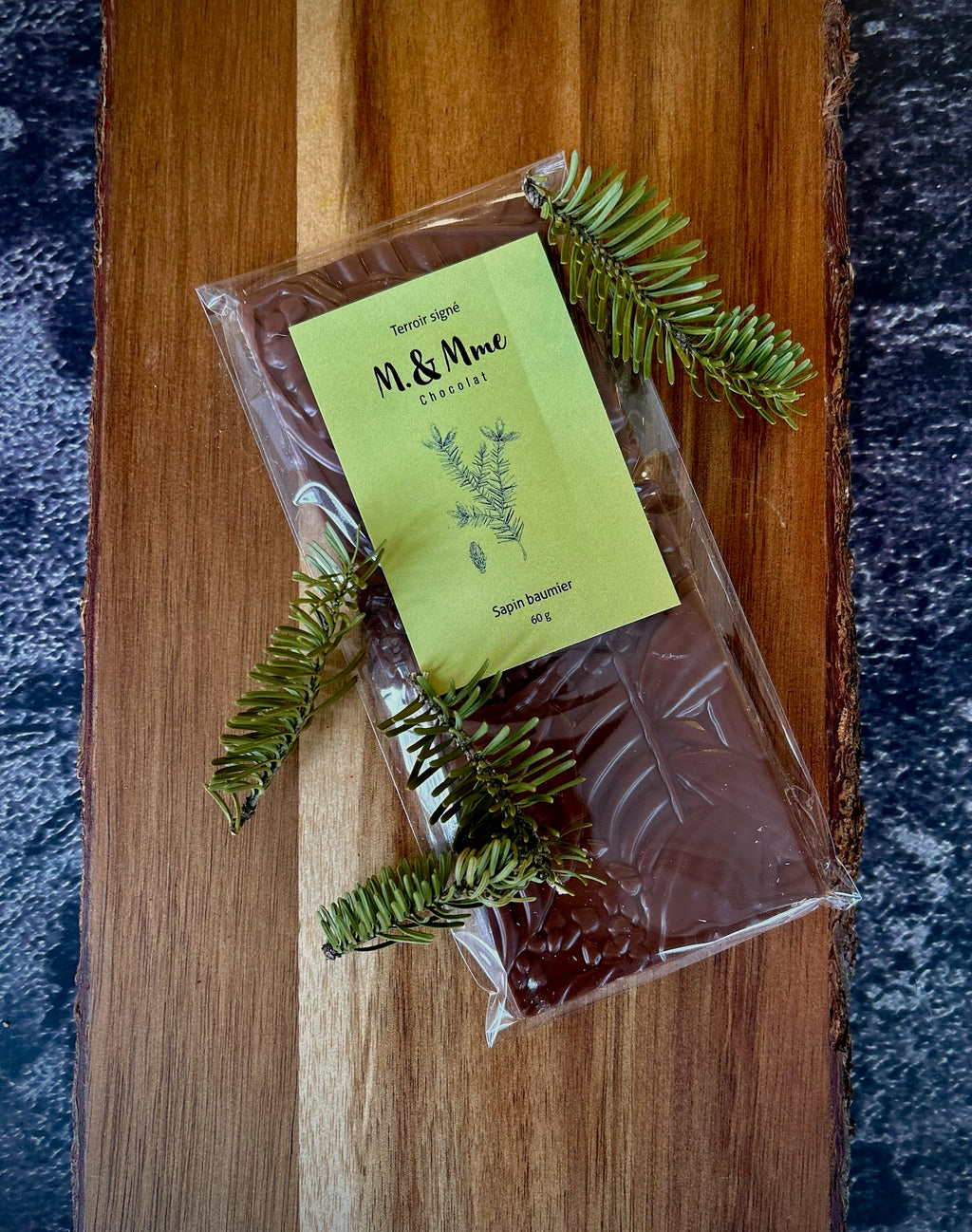 Le Terroir signé M & Mme Chocolat – Une tablette de chocolat aux arômes de sapin baumier, rappelant les fêtes de Noël et le sapin qui parfume la maison.