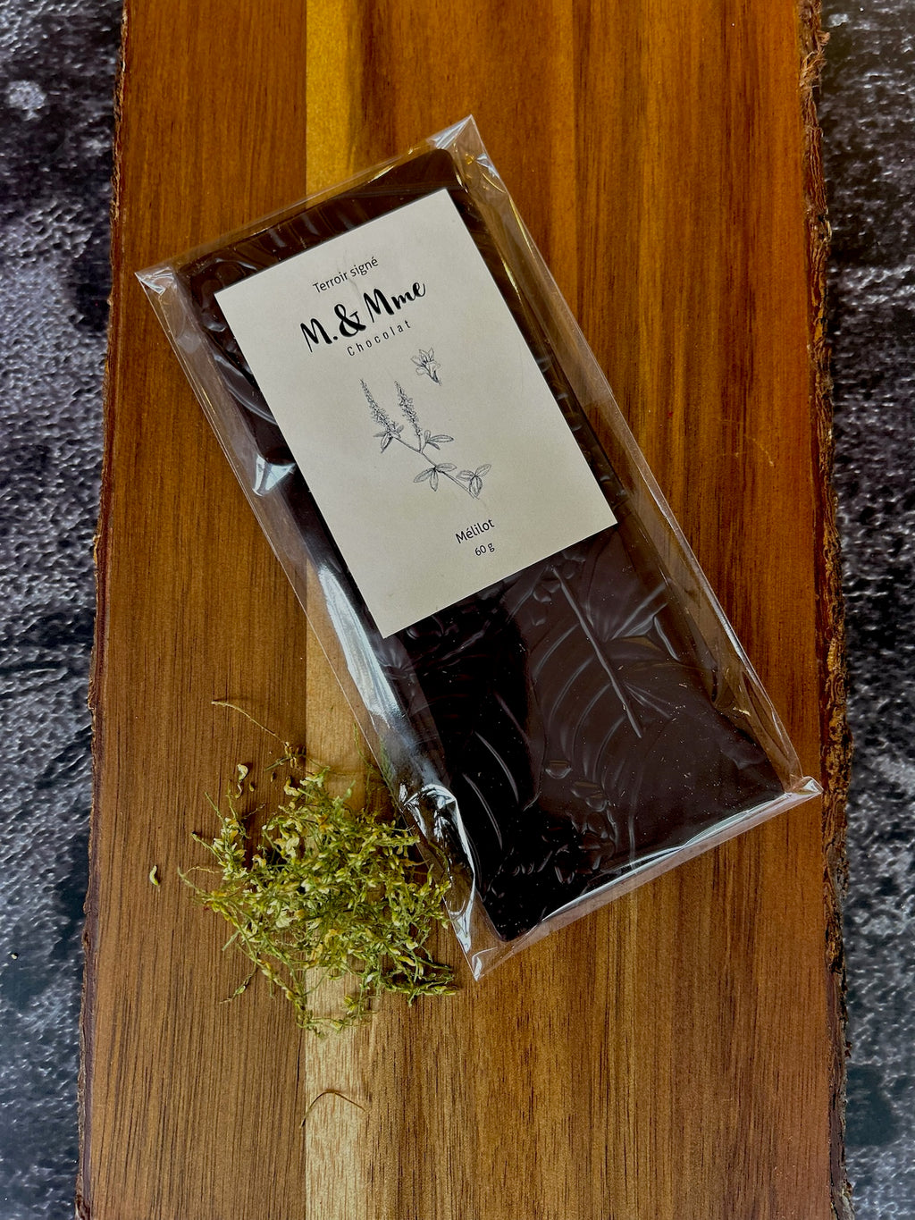 Tablette artisanale - chocolat noir au mélilot
Le Terroir signé M & Mme Chocolat – Une tablette de chocolat haut de gamme avec des notes de vanille et d’amande grâce au mélilot du Québec.
