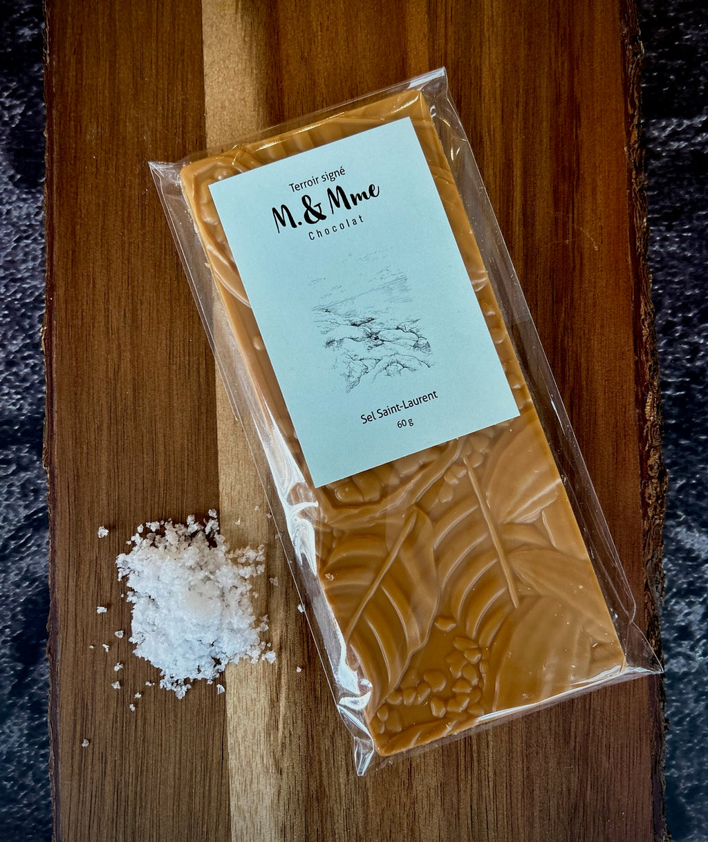 Une tablette artisanale au chocolat blond caramélisé rehaussé par le Sel Saint-Laurent du Québec, une douceur sucrée-salée unique aux arômes délicats.