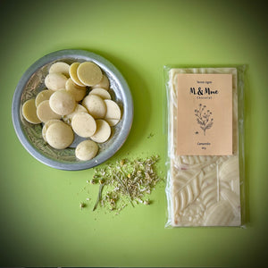 Infusé avec de la camomille biologique du Québec, ce chocolat artisanal révèle des notes florales douces et relaxantes, associé à un croustillant irrésistible de riz grillé.