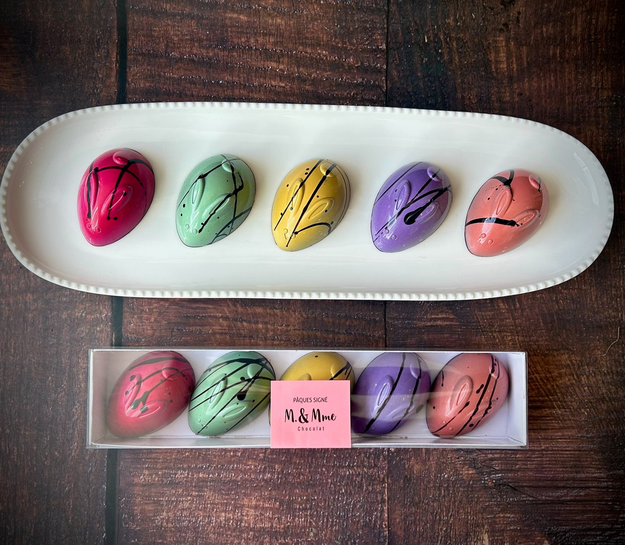 5 lapins en chocolat artisanal noir, coffret coloré de Pâques. Produit fait à la main à Montréal, près du marché Jean-Talon.