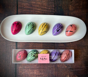 5 lapins en chocolat artisanal noir, coffret coloré de Pâques. Produit fait à la main à Montréal, près du marché Jean-Talon.
