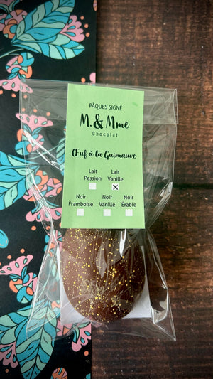 Cocos de Pâques faits à la main, enrobés de chocolat artisanal noir ou au lait, garnis de guimauve maison. Fait à Montréal dans la petite patrie.