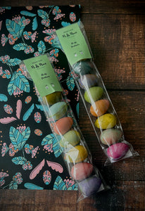 Œufs pralinés maison de Pâques faits à la main à Montréal, chocolat noir et lait. Près du marché Jean-Talon dans la Petite Patrie.