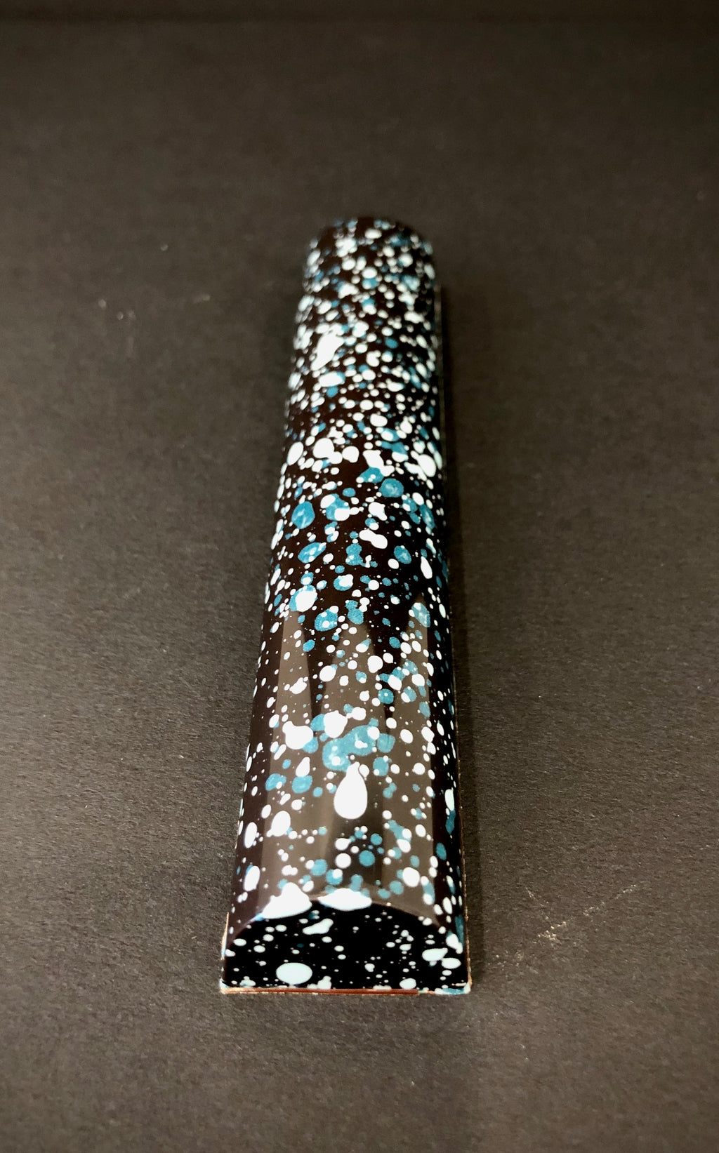 Barre chocolat noir 67% garnie d'une onctueuse ganache au chocolat au lait et d'un tendre caramel.