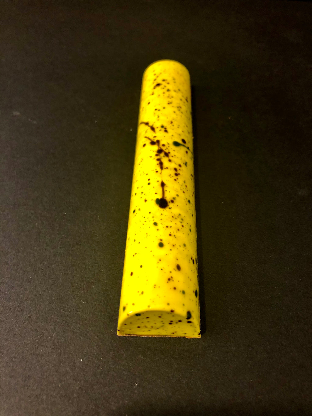 Barre de chocolat au lait 41% garnie de notre délicieux praliné maison aux amandes, et de chocolat au Yuzu, petit agrume japonais.
