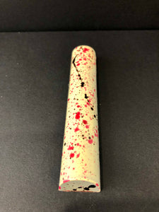 Barre de chocolat noir 67% délicieusement garnie de notre tendre guimauve à la vanille et d'un caramel à la framboise du Québec. 