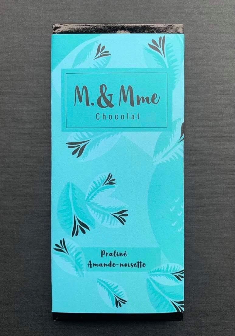Tablette chocolat fin, noir 67% ou lait 41% garnie d'un délicieux praliné amandes et noisettes maison. Amateurs de praliné c'est celle qu'ils vous faut!