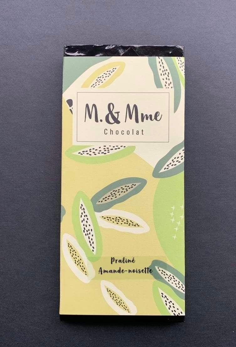 Tablette chocolat fin, noir 67% ou lait 41% garnie d'un délicieux praliné amandes et noisettes maison. Amateurs de praliné c'est celle qu'ils vous faut!