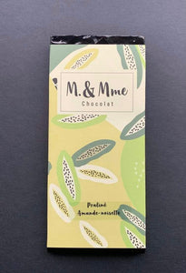 Tablette chocolat fin, noir 67% ou lait 41% garnie d'un délicieux praliné amandes et noisettes maison. Amateurs de praliné c'est celle qu'ils vous faut!