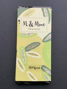 Le Guanaja 70% est un chocolat mariant l'amertume et l'élégante dans lequel nous y avons ajouté des éclats de fèves de cacao pour un coté croquant.