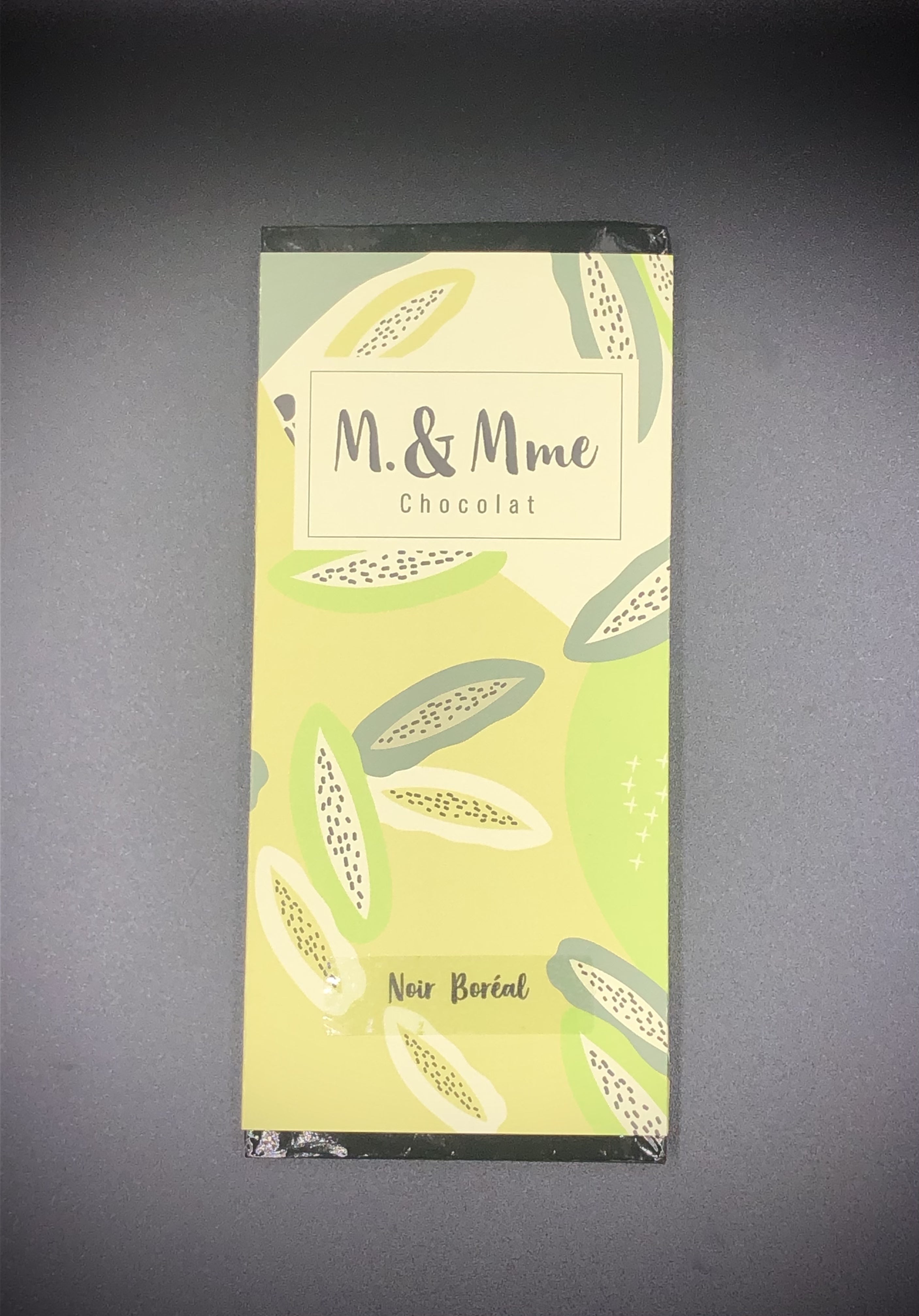 Tablette de chocolat noir 66% dans laquelle se retrouve notre mélange d'épices boréales composé de baie de genévrier et de myrique baumier, le tout relevé par le piment Goria, Espelette du Québec.